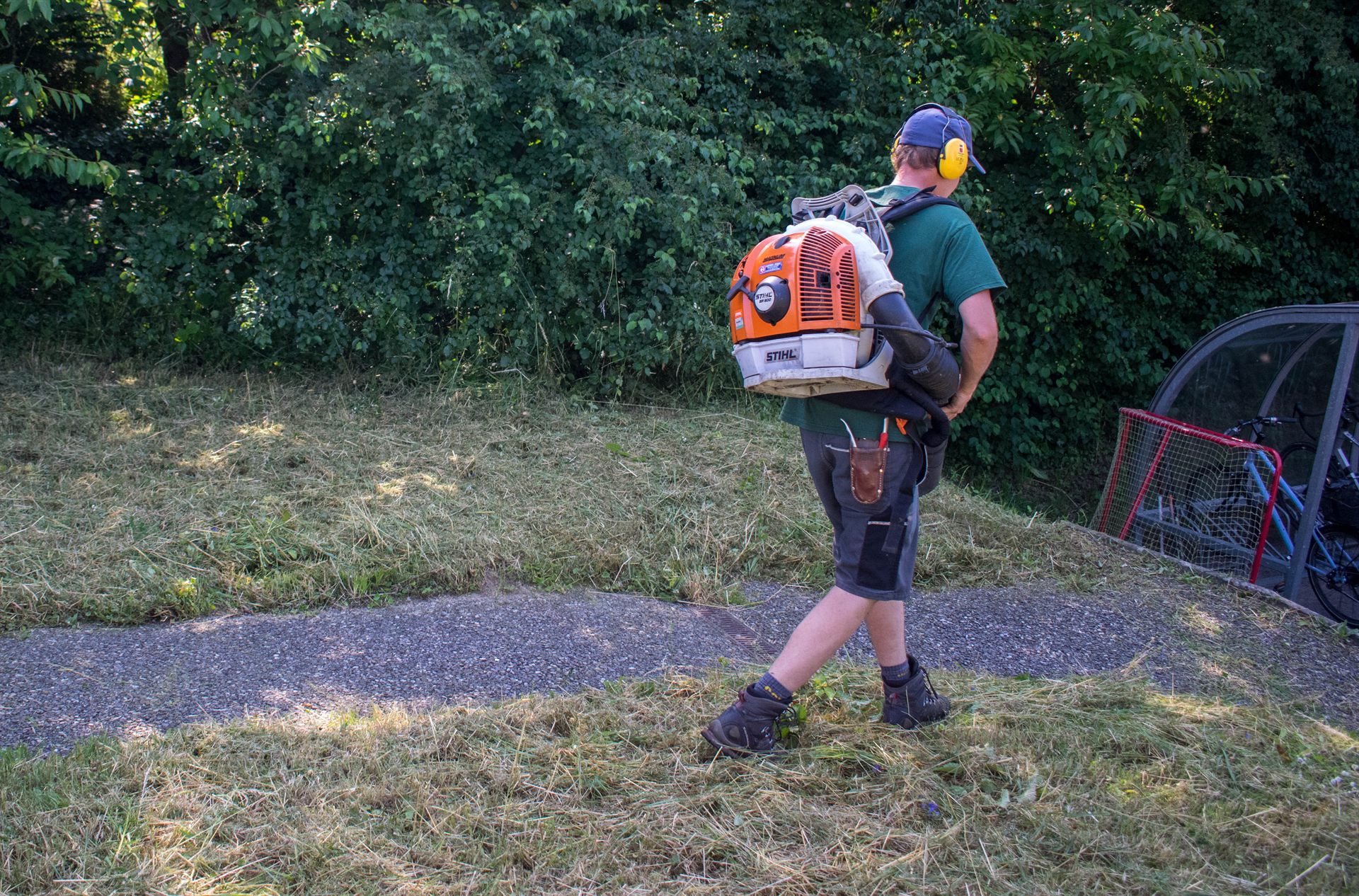 Mitarbeiter der 1A GmbH bei Gartenarbeiten